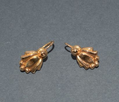 PAIRE DE DORMEUSES en or jaune 18k (750/°°)...