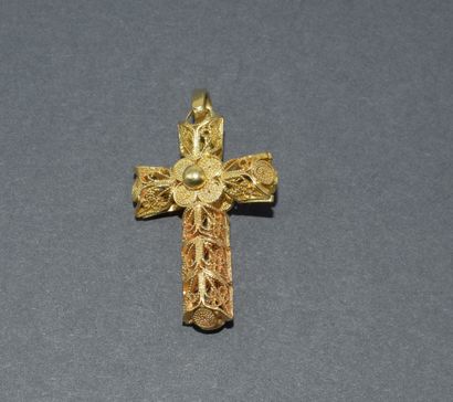CROSS PENDANT in 18k (750/°°) filigree yellow...