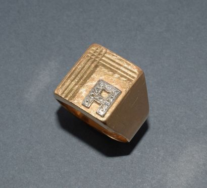 IMPOSING CHEVALIERE in 18k (750/°°) yellow...