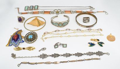 Important LOT of FANTAISIE JEWELRY.