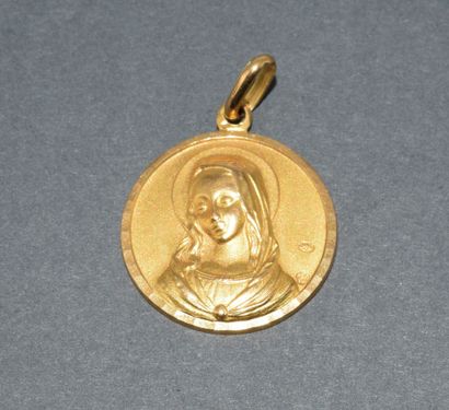 MEDAL in 18k (750/°°) yellow gold, depicting...
