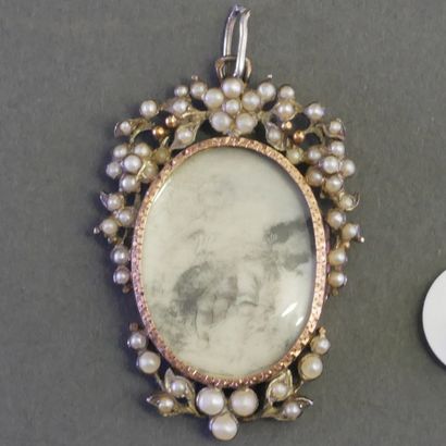 Gilt silver oval pendant (min 800/°°) centered...