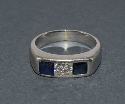 LITTLE FINGER RING in platinum, centered...