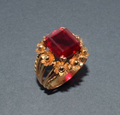 IMPOSSIVE COCKTAIL RING in 18k (750/°°) yellow...