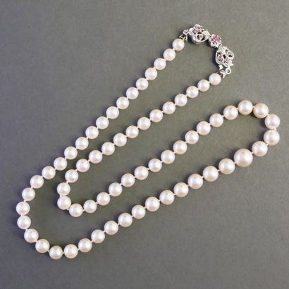 COLLIER composé de 67 perles de culture Akoya...