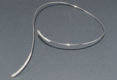TORQUE NECKLACE in 18k (750/°°) white gold,...