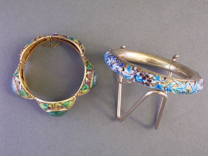 LOT OF 2 BRACELETS consisting of :
- Articulated...