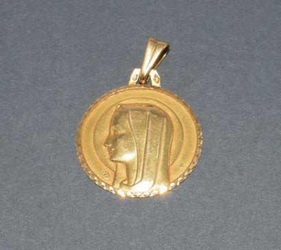 MEDAL in 18k (750/°°) yellow gold depicting...
