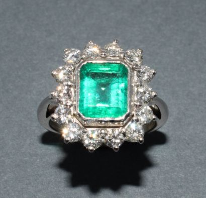 RING in 18k (750/°°) white gold centered...