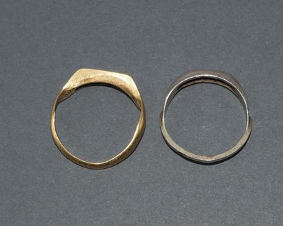 Lot of 2 tangled rings in 18k yellow gold...