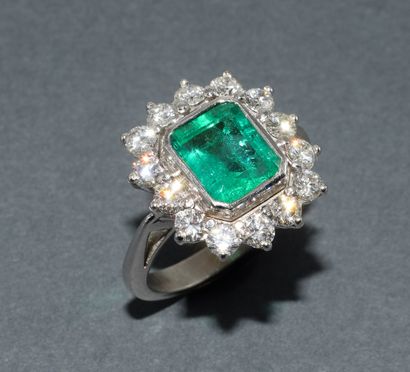 RING in 18k (750/°°) white gold centered...