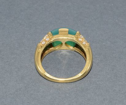 BAGUE JONC en or jaune 18k (750/°°) centrée...