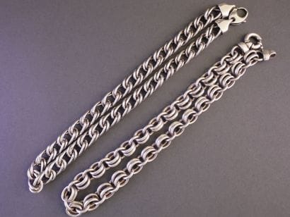 LOT de 2 colliers en argent (min 800/°°)...