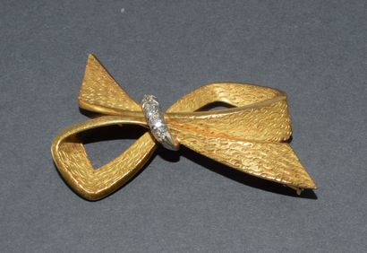 BROCHURE in 18k (750/°°) yellow gold featuring...