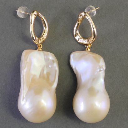 PAIR OF EARRINGS in gilded metal holding...