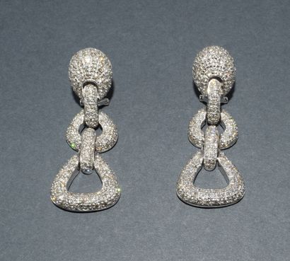 PAIR OF EARRINGS in 18k (750/°°) white gold...