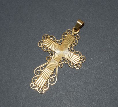 CROSS PENDANT in 18k (750/°°) yellow gold...