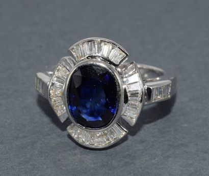 18k (750/°°) white gold SKIRT RING centered...