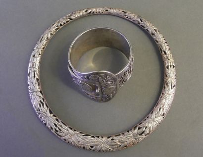 LOT consisting of :
- Silver belt bracelet...