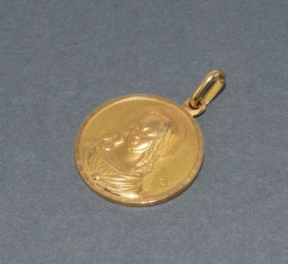MEDAL in 18k (750/°°) yellow gold, depicting...