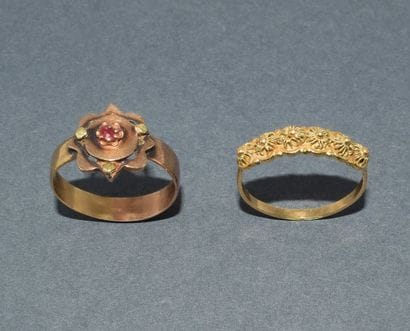 Lot of 2 RINGS in 18k (750/°°) yellow gold:
-...