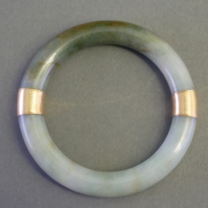 BRACELET rigide en jadéite orné de deux cerclages...