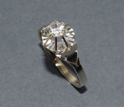 BAGUE SOLITAIRE en or blanc 18k (750/°°)...