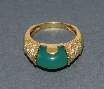 BAGUE JONC en or jaune 18k (750/°°) centrée...