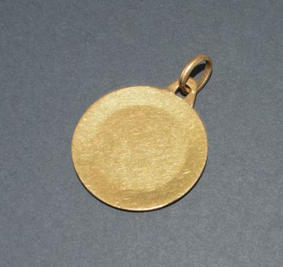 MEDAL in 18k (750/°°) yellow gold featuring...