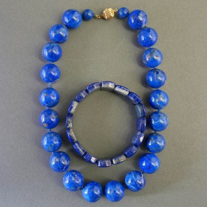 COLLIER de boules de lapis-lazuli, avec un...