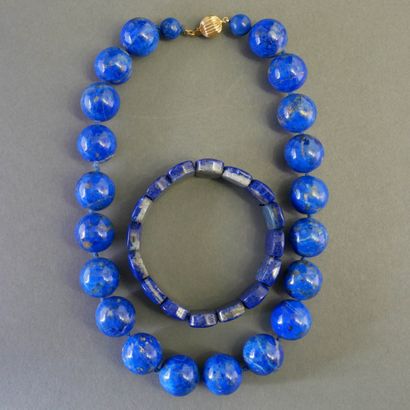 COLLIER de boules de lapis-lazuli, avec un...