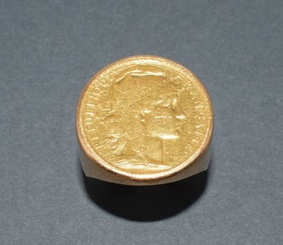 18k (750/°°) yellow gold ring set with a...