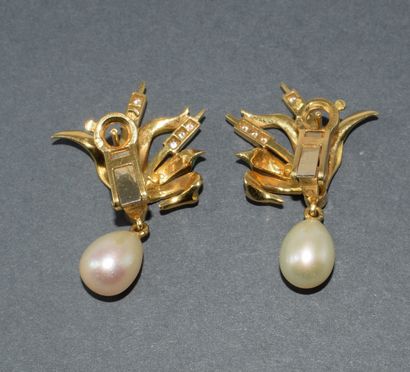 PAIR OF EAR CLIPS in 18k (750/°°) yellow...