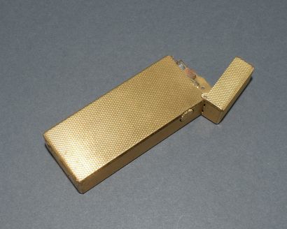 DUNHILL. Gold-plated lighter. Signed.
(W...