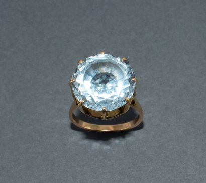 RING in 18k (750/°°) yellow gold adorned...