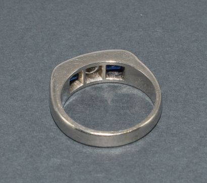 LITTLE FINGER RING in platinum, centered...