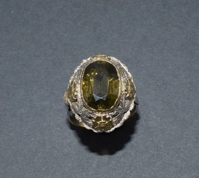 18K yellow gold (750/°°) RING set with a...