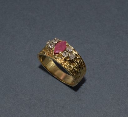 BAGUE JONC en or jaune 18K (750/°°) centrée...