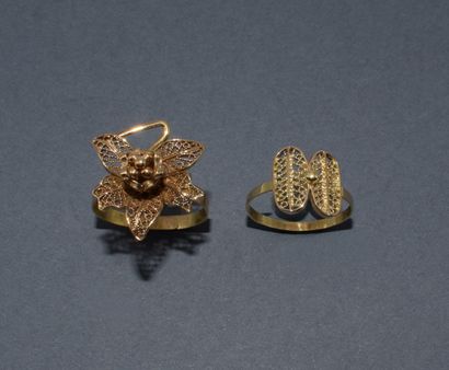 TWO RINGS in 18K yellow gold (750/°°), featuring...