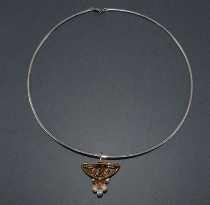 18K yellow gold (750/°) omega-link necklace°)...