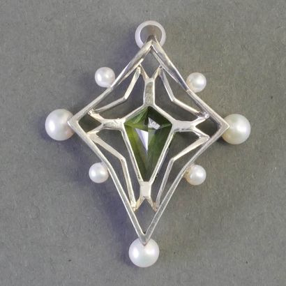 PENDENTIF en argent (min 800/°°) orné de...