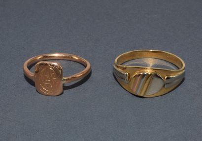 TWO SIGNET RINGS in 18K yellow gold (750/°°),...