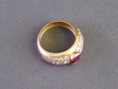BAGUE JONC en or jaune 18k (750/°°) ornée...