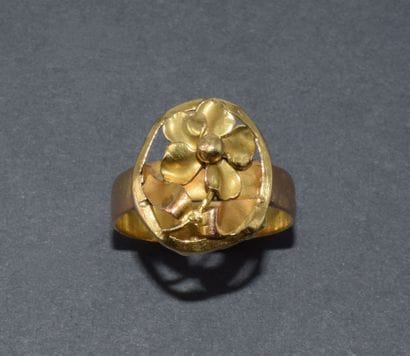 18K yellow gold (750/°°) RING featuring a...