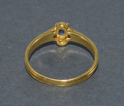 BAGUE en or jaune 18K (750/°°) ornée d’un...