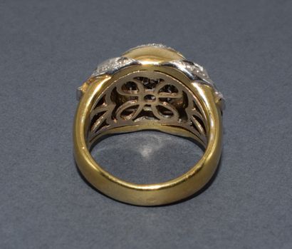 BAGUE JONC en or jaune 18k (750/°°) centrée...