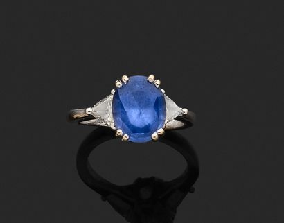 BAGUE en or blanc 18k (750/°°) ornée d'un...