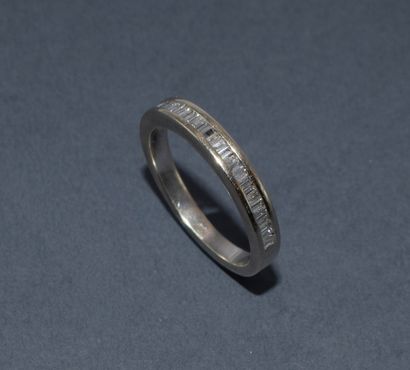 ALLIANCE or blanc 18K (750/°°) ornée de diamants...