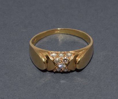 BAGUE en or jaune 18K (750/°°) centrée d’un...