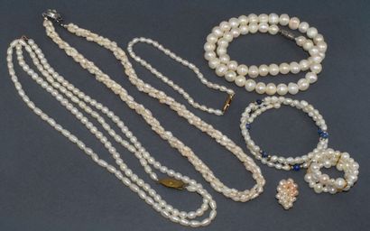 SET CONSISTING OF 4 NECKLACES, 2 BRACELETS,...